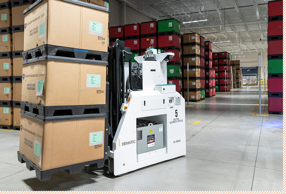 Robot moving pallet